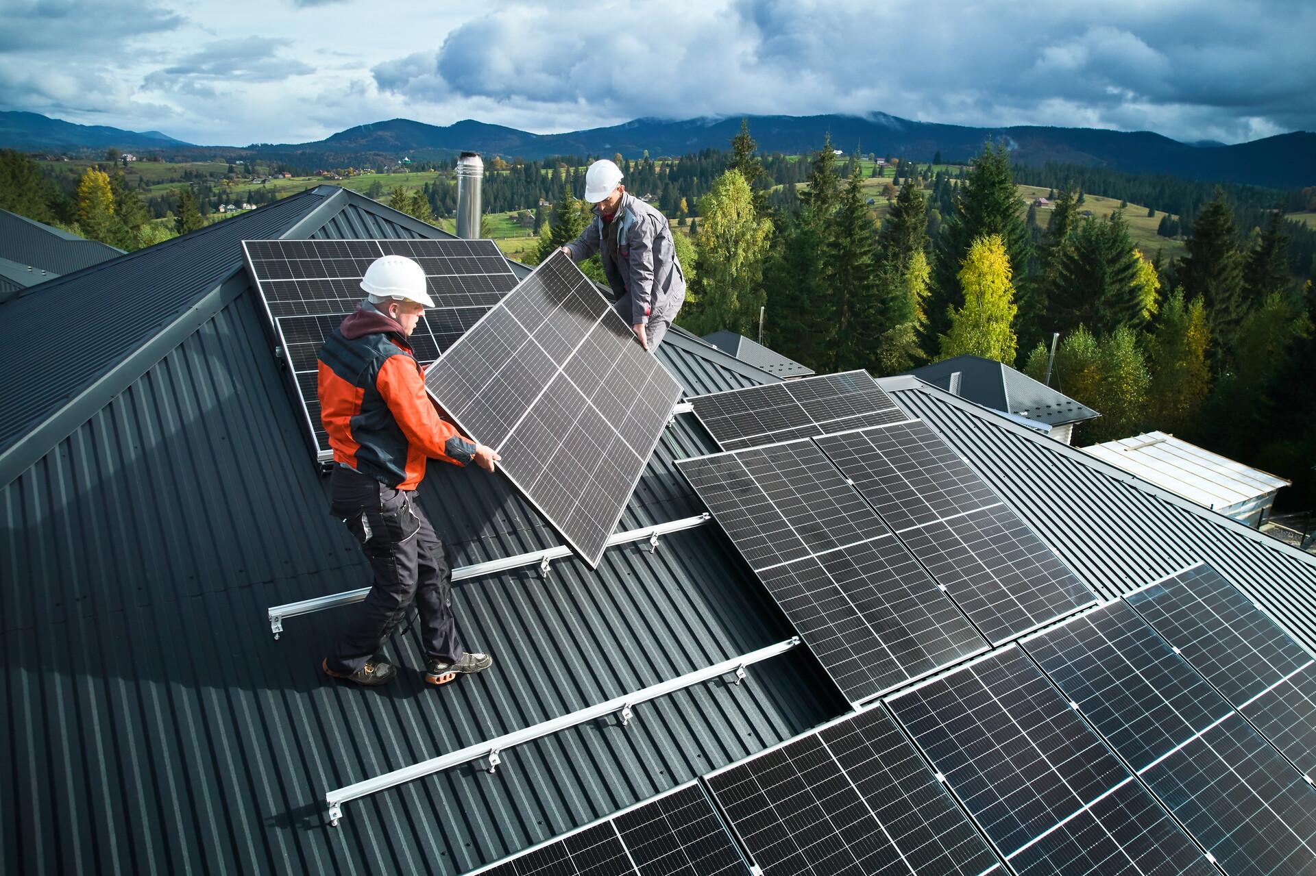Solarthermie-Kollektoren auf einem Hausdach und integrierter Wärmespeicher