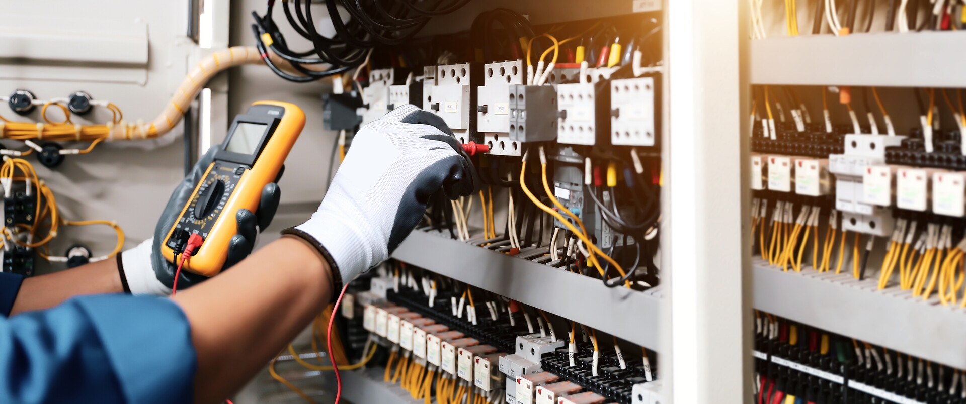 Elektriker bei der Verdrahtung von Kabeln in einer Verteilerdose